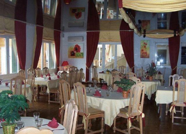 Hotel Le Richevaux Neufchâteau Esterno foto